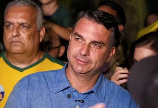 Flávio Bolsonaro enfrenta investigaciones por presunto lavado de dinero, corrupción y difamación en Brasil